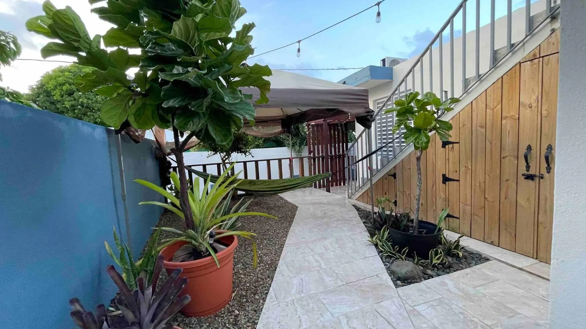 2 Units, 1 Price Group Bundle Sleeps 8 Beach House 루키요