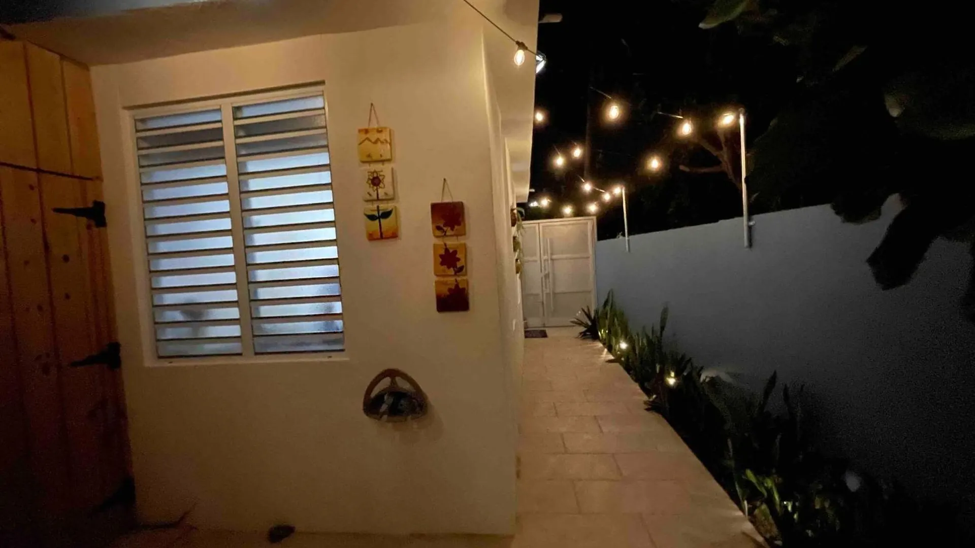 2 Units, 1 Price Group Bundle Sleeps 8 Beach House 루키요